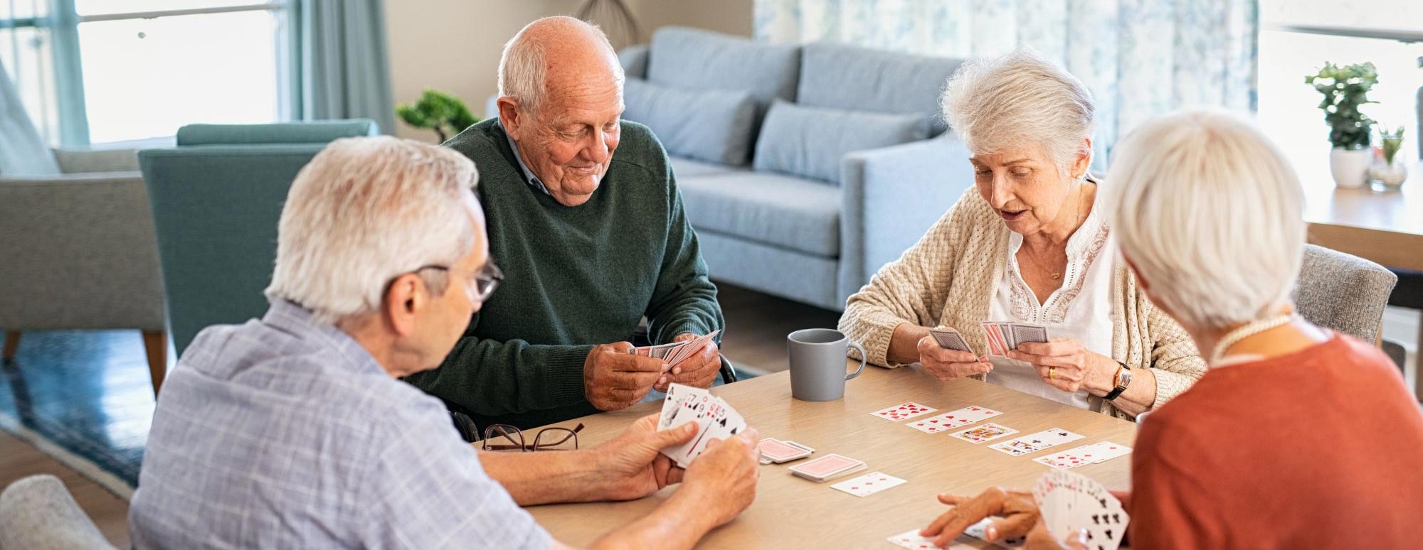 Senior:innen, die Karten spielen